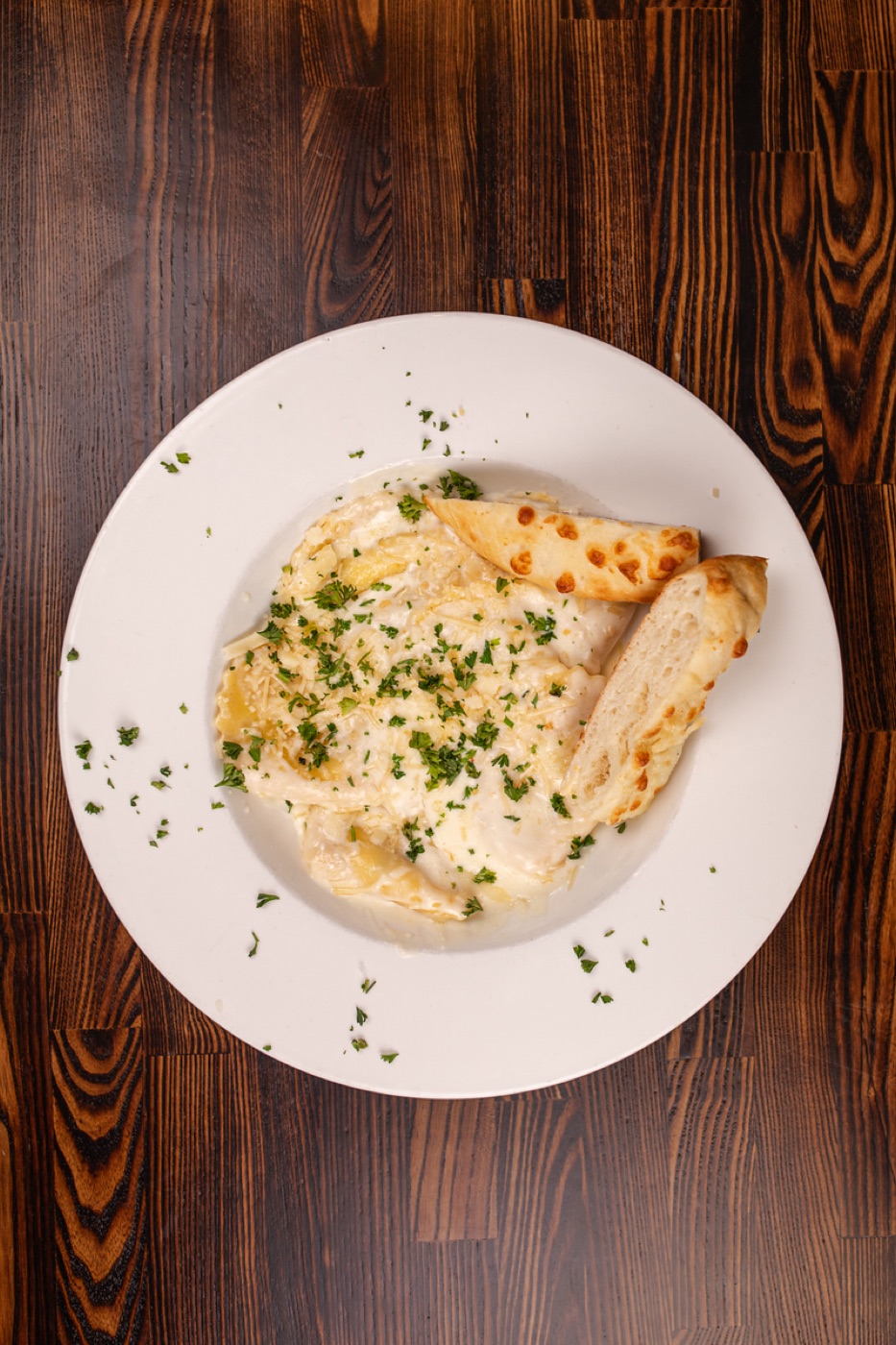 Fettuccine alfredo with garlic bread