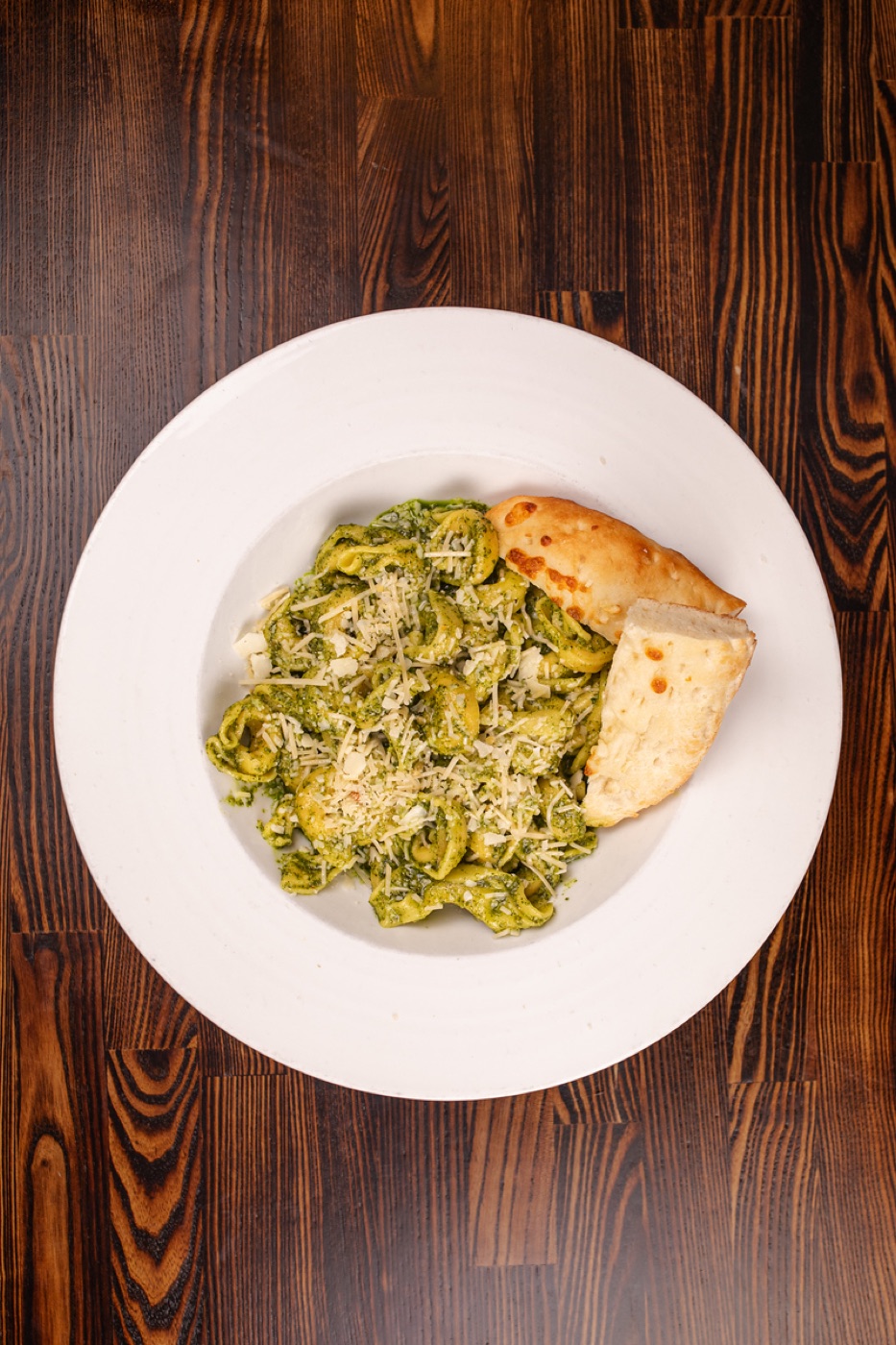Pesto tortellini with Parmesan and garlic bread